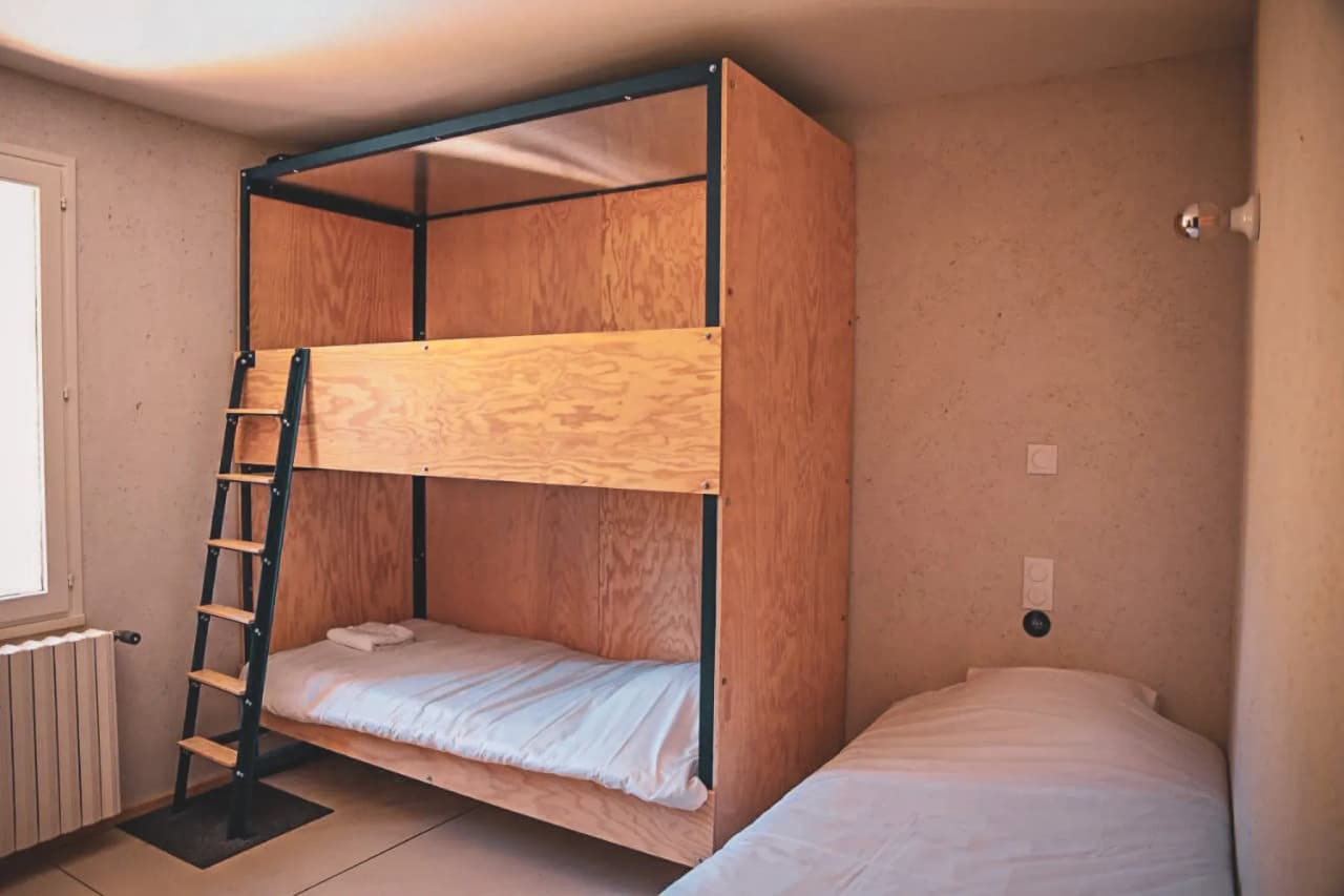 Cosy room with wooden bunk beds, ideal for an adventure in the Vercors.