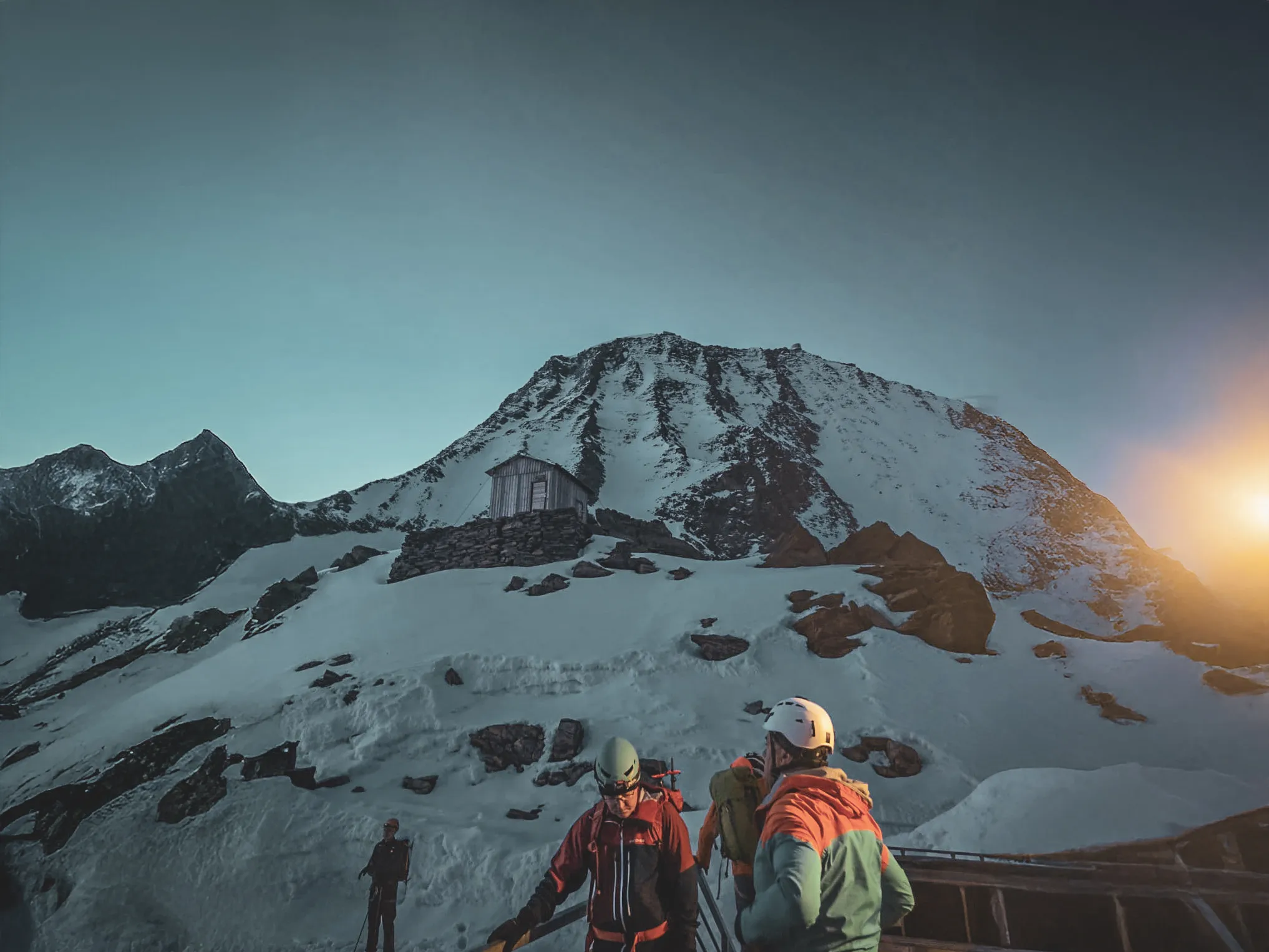 Montagne majestueuse sous un ciel envoûtant, aventuriers prêts à conquérir le Mont Blanc.