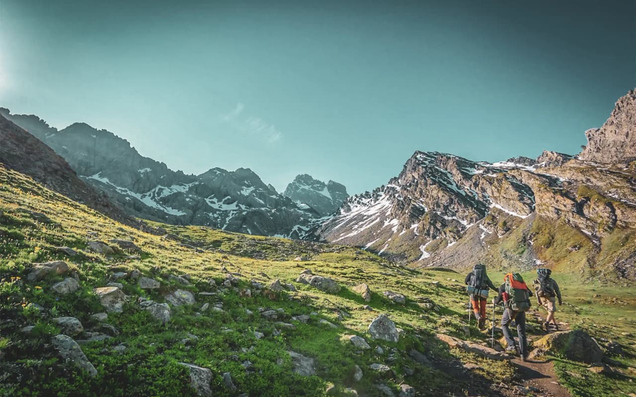 Alpiene wandelingen op de Mont Viso, majestueuze landschappen, meren en gezellige Berghutten om te ontdekken.