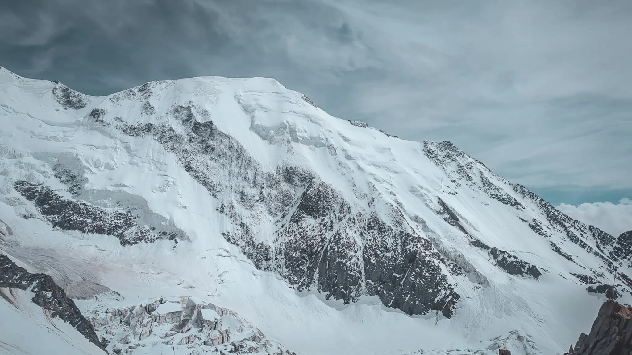 Majestueux sommet enneigé du Mont Blanc, un rêve d'ascension au cœur des Alpes.