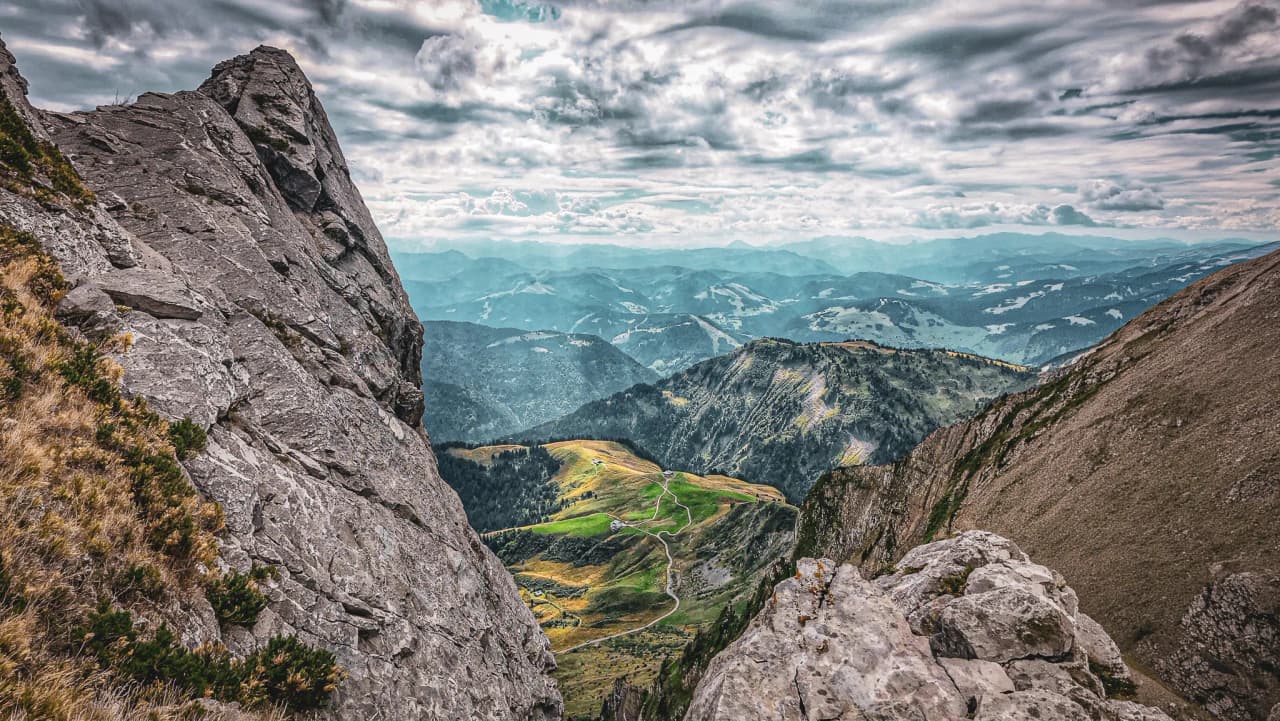 A breathtaking panorama of the Val d'Arly alpine ridges, with their greenery and majestic peaks.