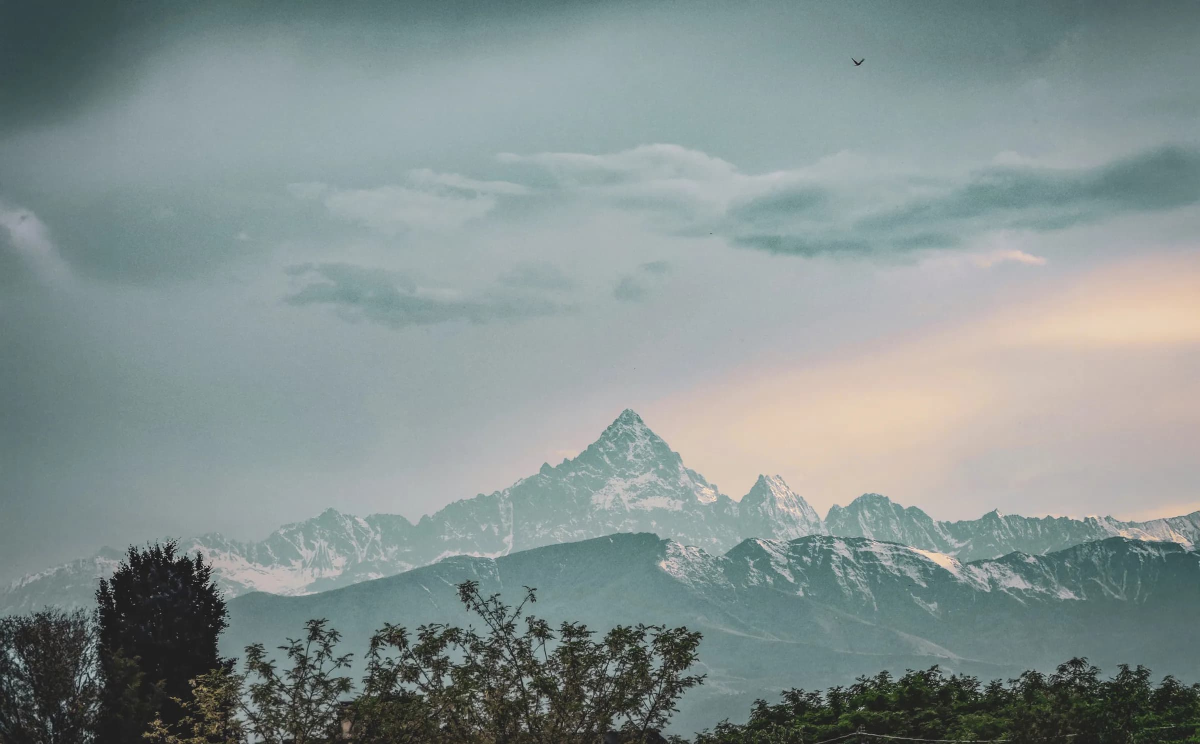 Mont Viso majestueux, illuminé par un ciel nuageux, invite à l'aventure en randonnée.