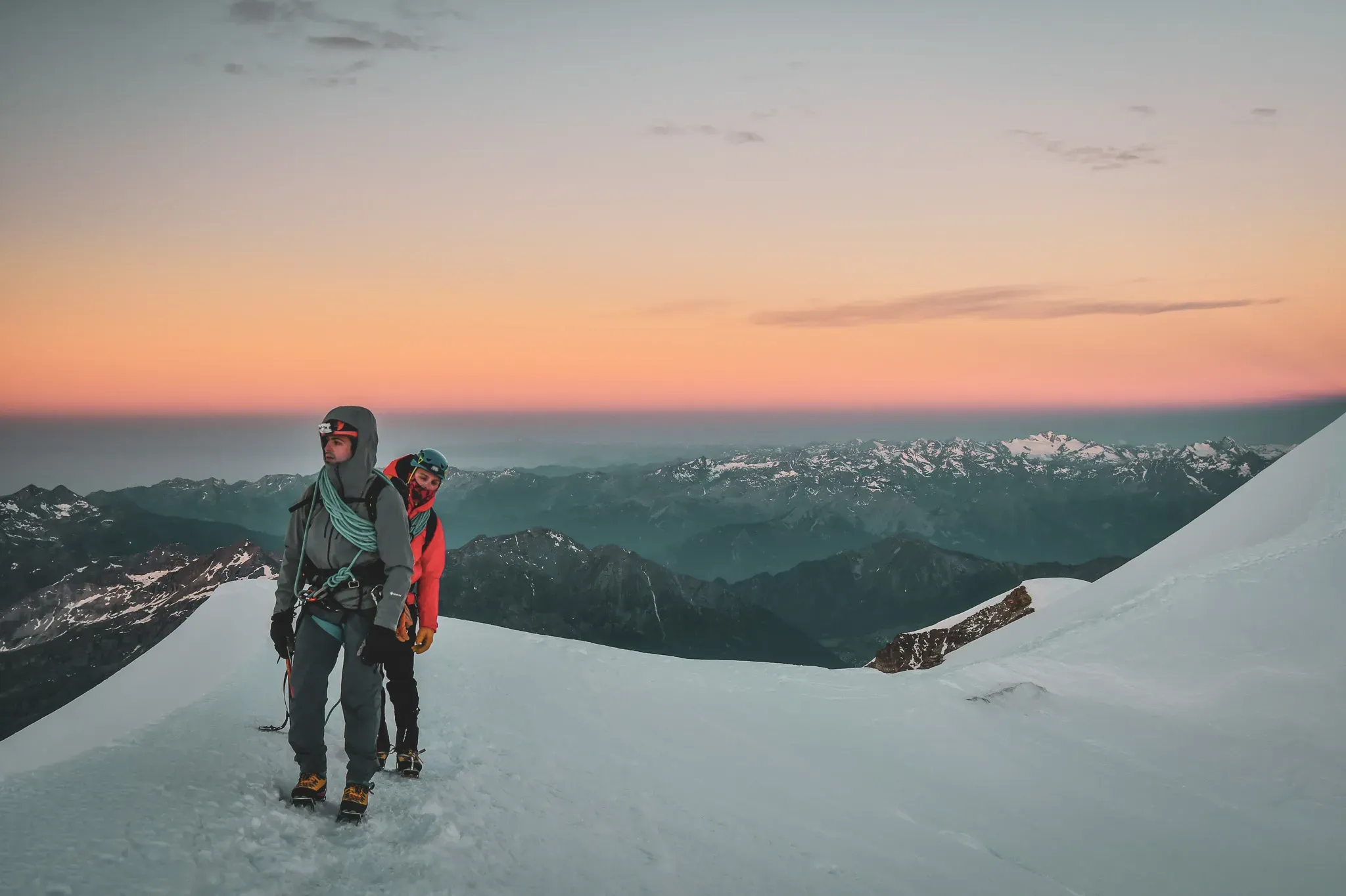 Aventuriers sur un glacier, admirant le lever du soleil sur les sommets majestueux.