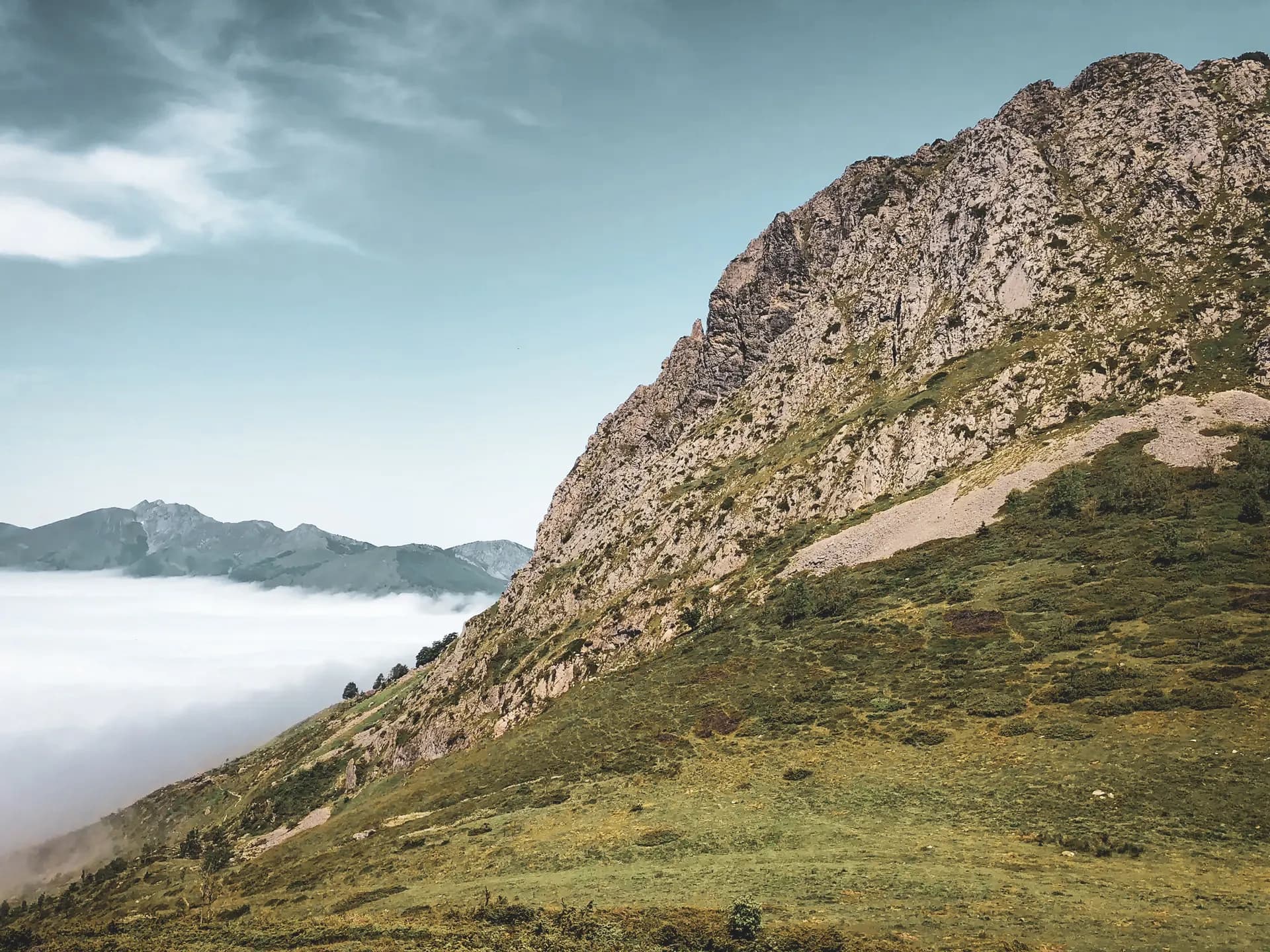 Pyrenees berglandschap, met majestueuze rotsen en een lichte mist die de vallei omhult.