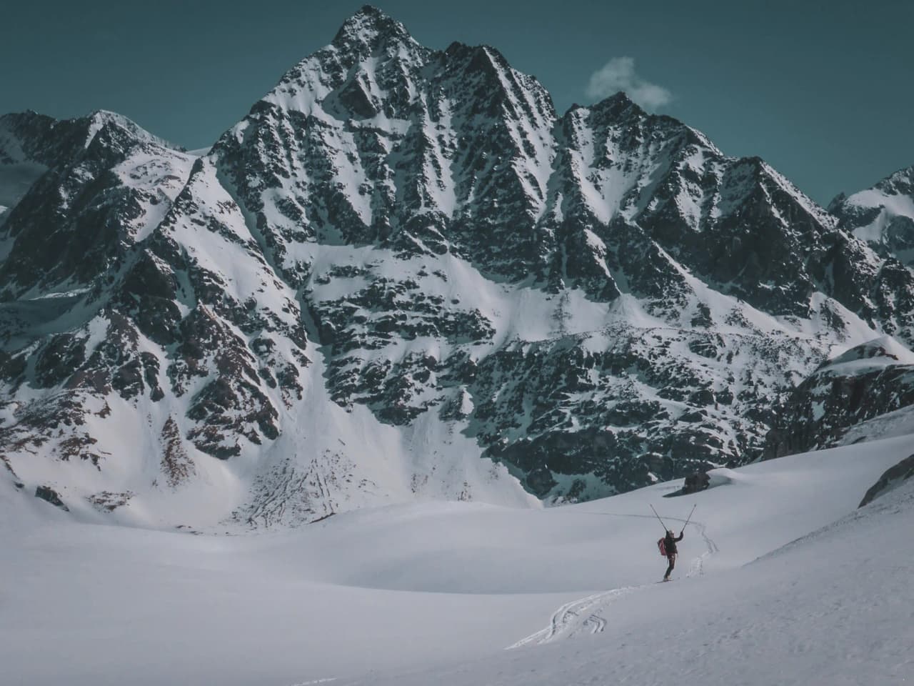 Een gelukkige skitourer op de Chamonix-Zermatt Haute Route met Wildhartt.