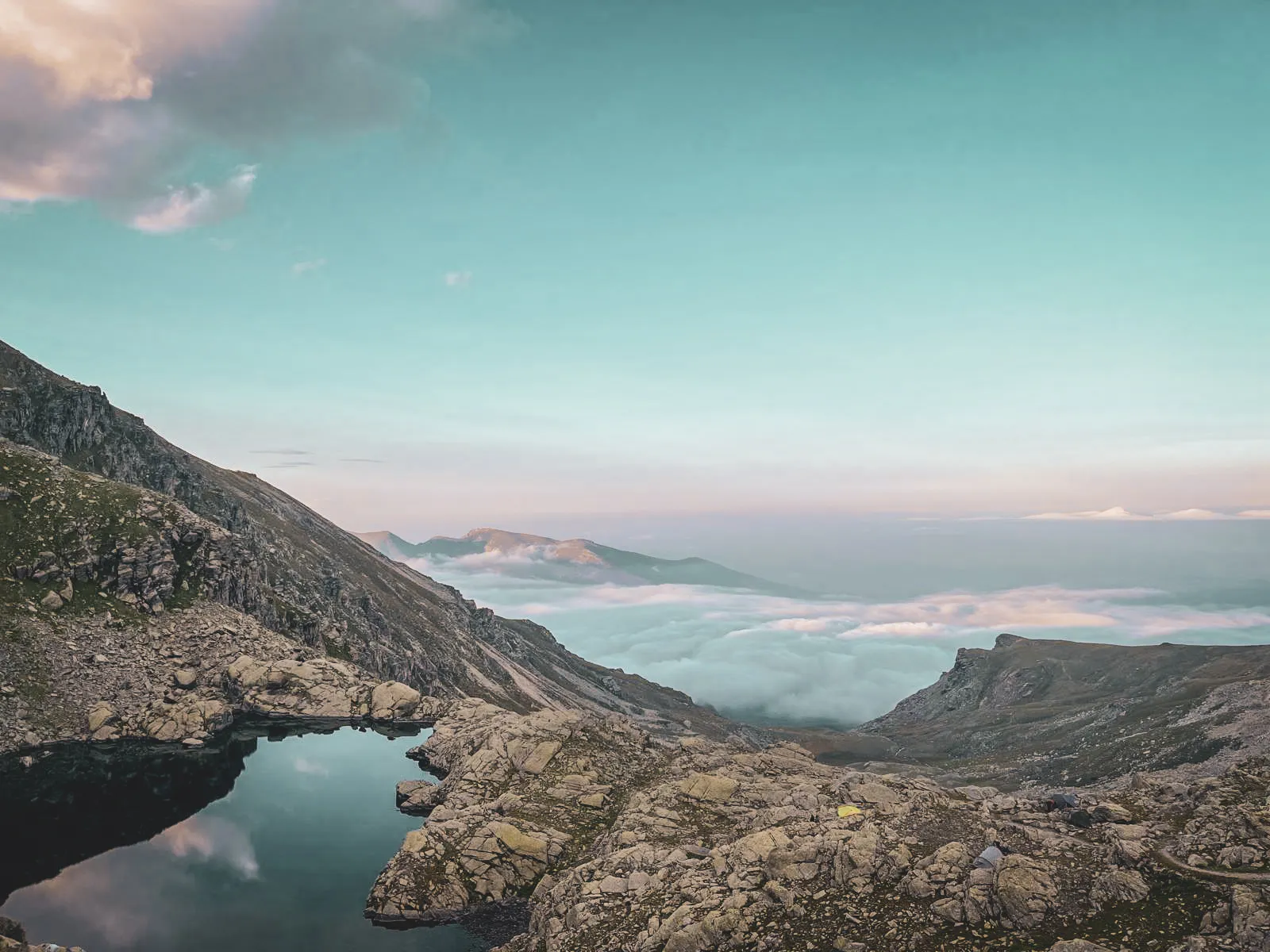 Paysage alpin serein, lacs reflétant le ciel, cols sauvages entre France et Italie.