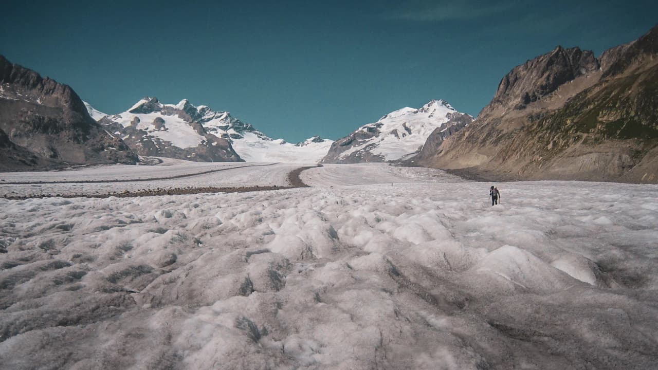 Une randonnée magique sur le glacier d'Aletsch, entouré de sommets majestueux.