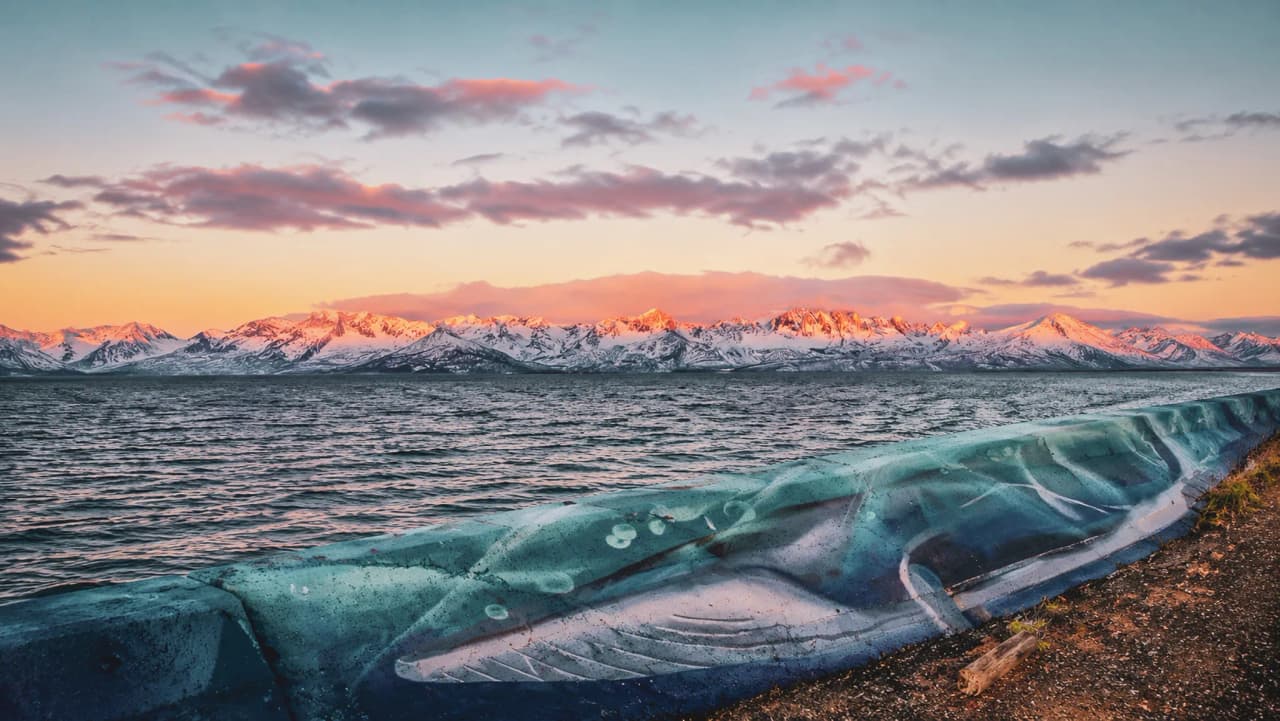 Prachtig landschap van de fjorden bij Tromsø, met besneeuwde bergen en een schitterende zonsondergang.