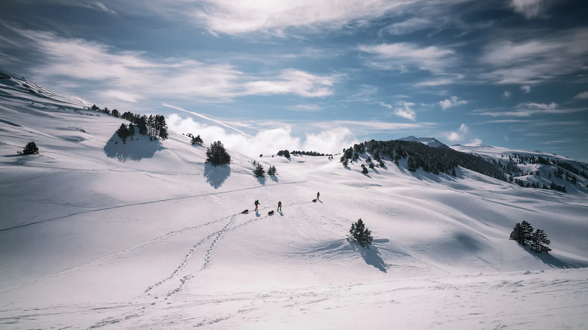 Groupe d'aventuriers en raquettes dans le Vercors, paysage enneigé sous un ciel clair.