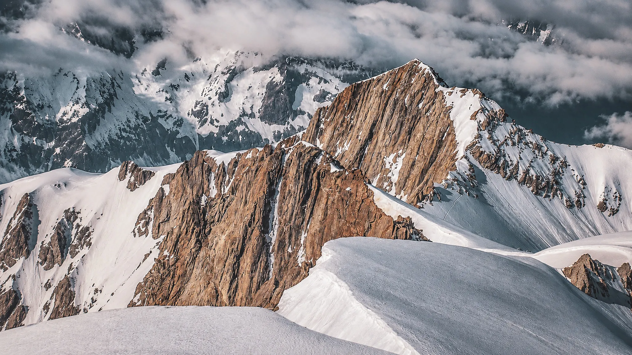 Majestueuze bergen en schitterende gletsjers met uitzicht op de Mont Blanc: een uitnodiging tot een avontuur in de Alpen.