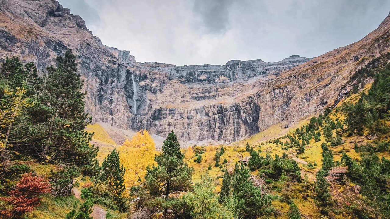 Het spectaculaire keteldal van Gavarnie, majestueuze bergen en weelderig groen in de herfst.