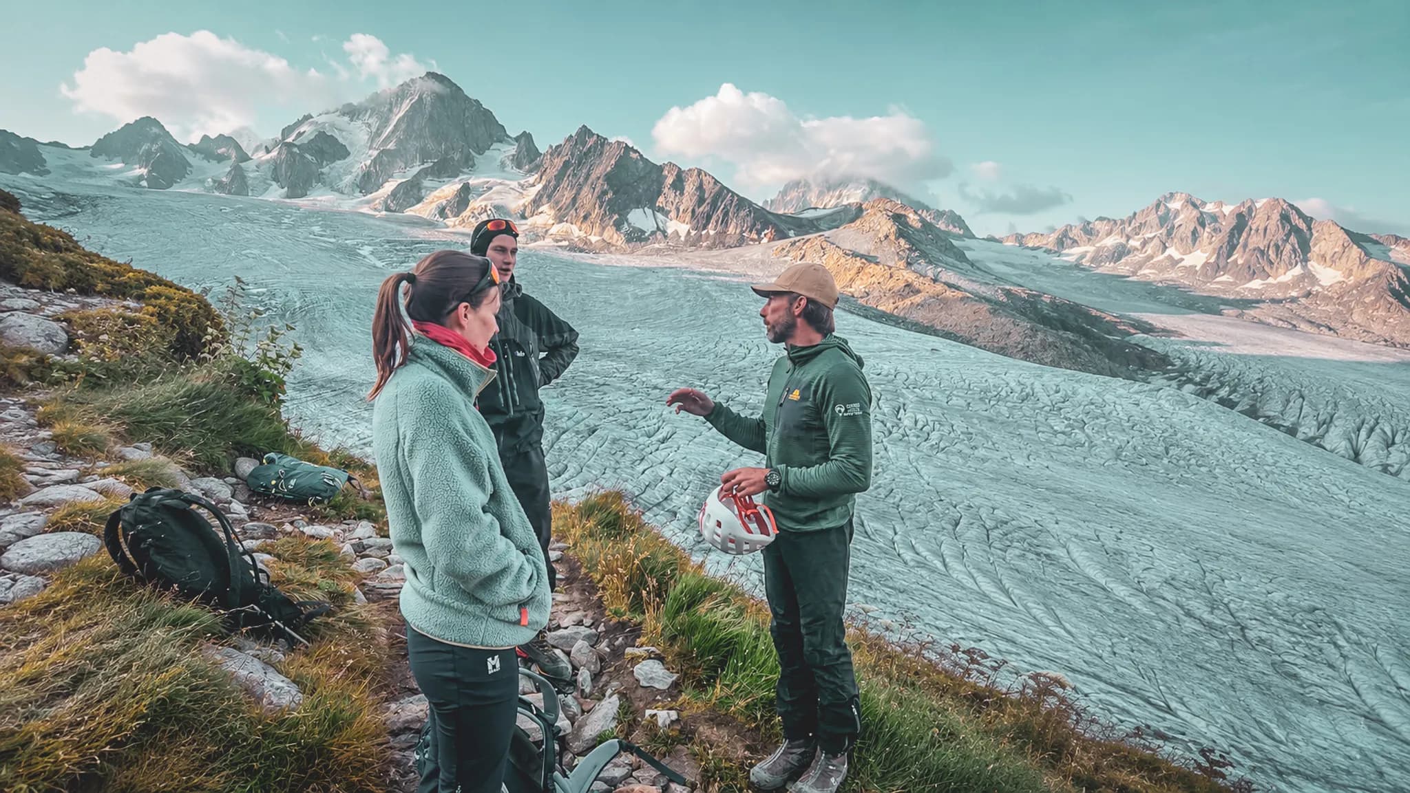 Un groupe d'alpinistes discute face à un glacier majestueux à Chamonix. Aventure assurée !