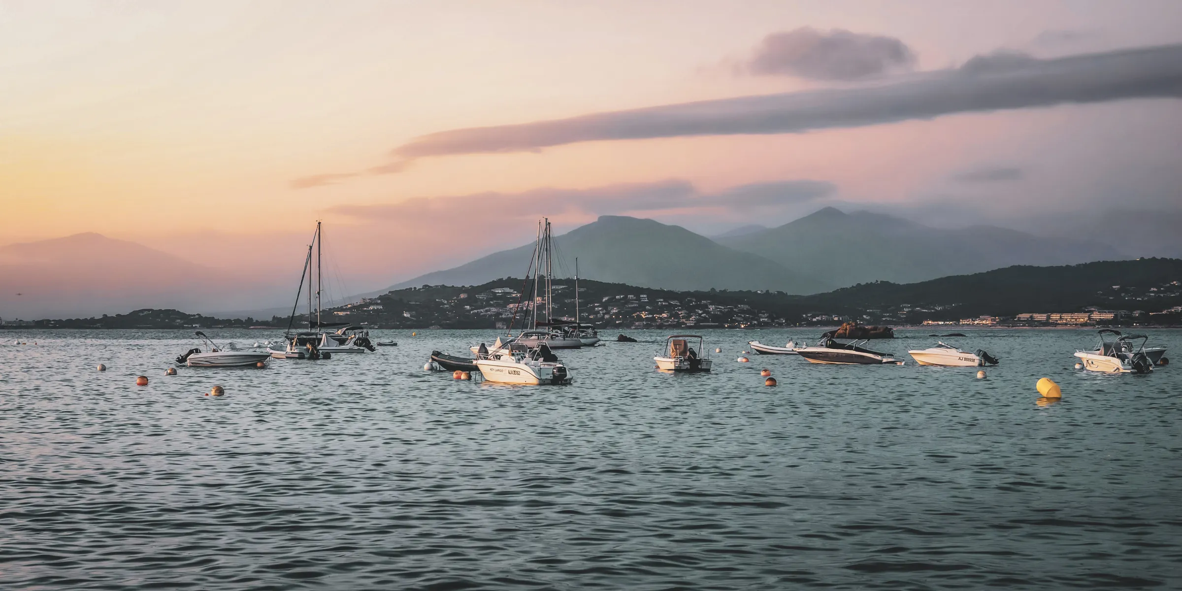 Couchers de soleil magiques sur la mer, voiliers paisibles et paysages corses enchanteurs.