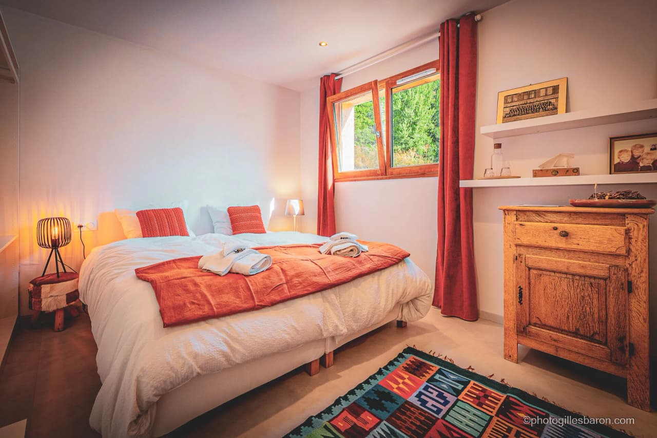 A cosy room with a comfortable bed, soft lighting and views of the countryside – ideal after a day’s skiing.