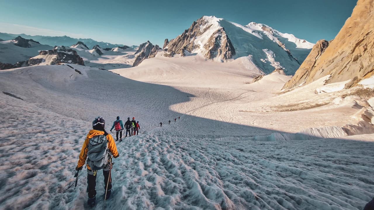 Een groep bergbeklimmers op smetteloze sneeuw, die de majestueuze Mont Blanc beklimmen.