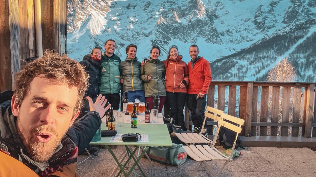 Ski de randonnée sur une pente vierge, avec des sommets enneigés en arrière-plan, invitation à l’aventure.