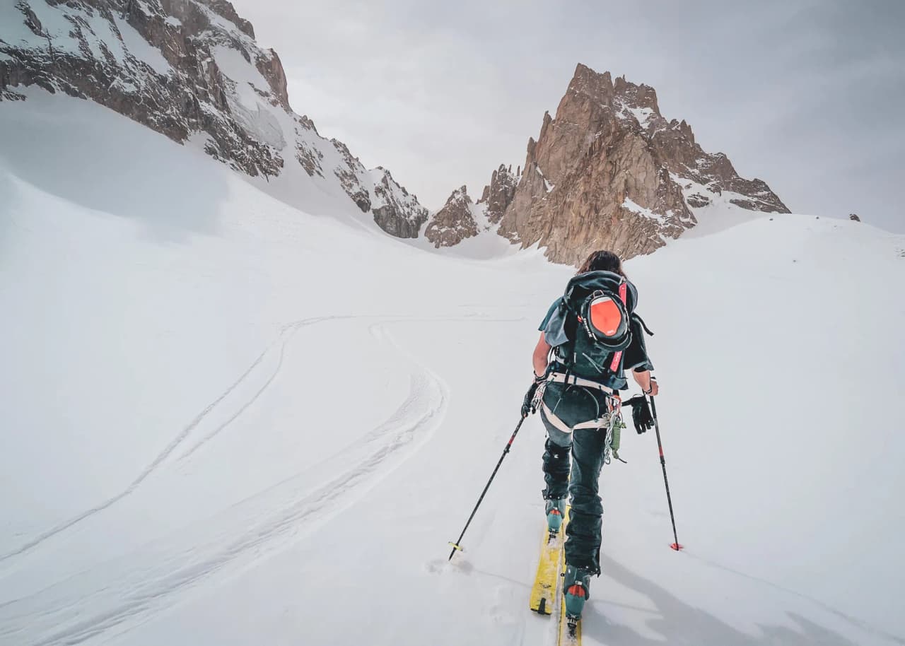 Een vrouwelijke skitourer op een traverse tussen Chamonix en Zermatt.