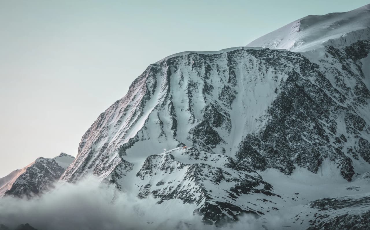 Montagnes majestueuses recouvertes de neige, promesse d'une aventure épique au Mont Blanc.