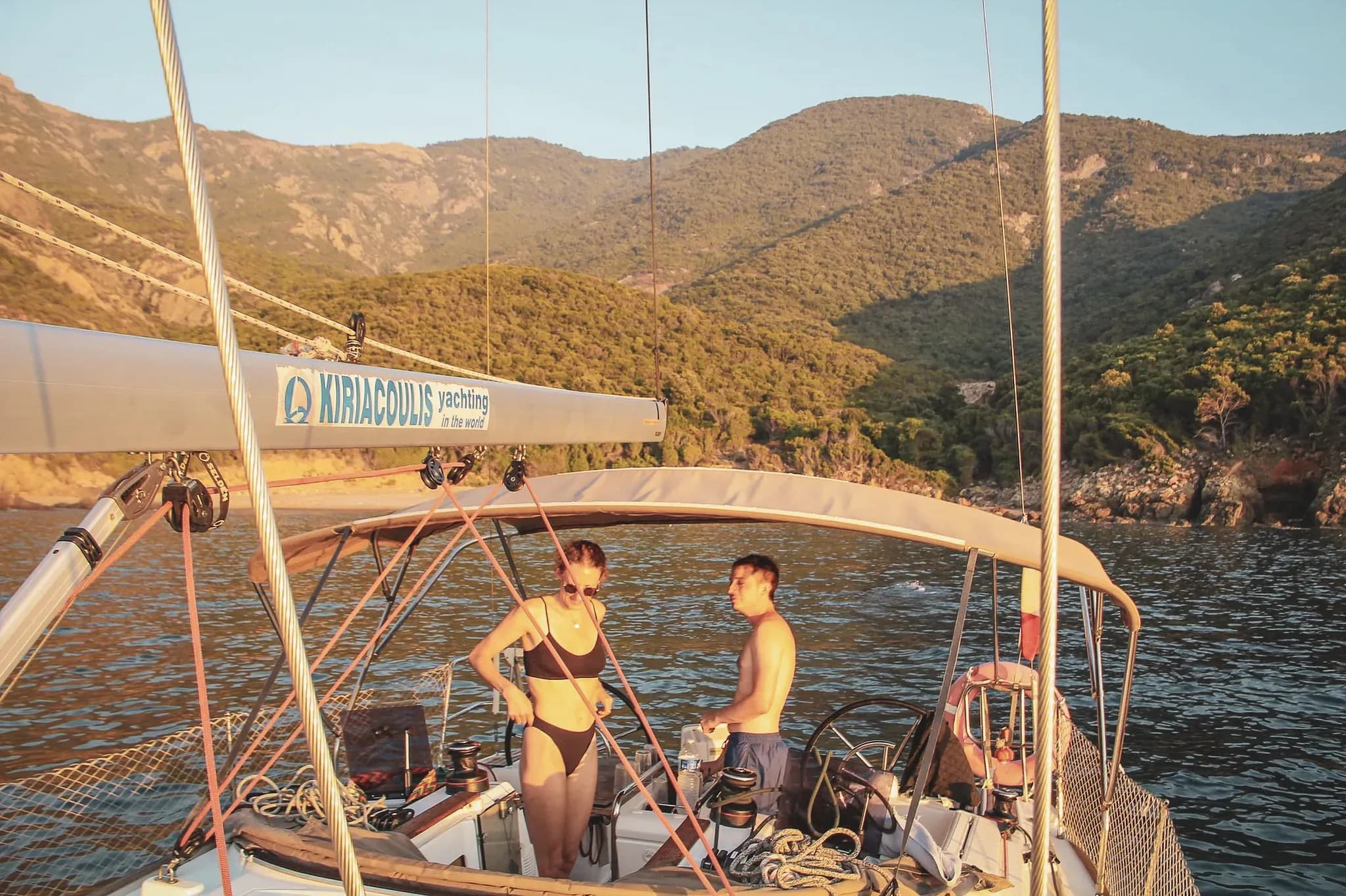 Naviguer sous le soleil couchant en Corse, moment de détente sur un voilier pittoresque.