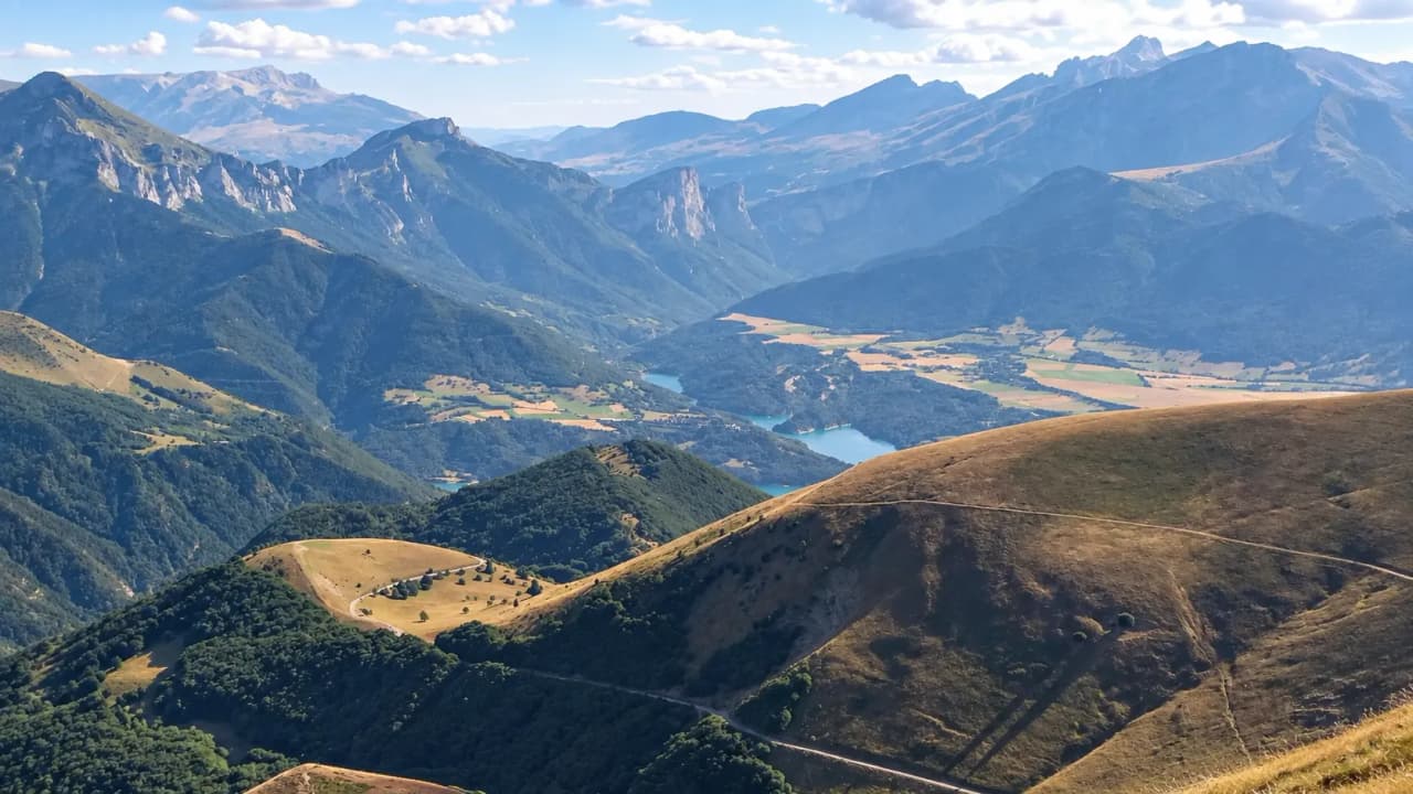 Panorama époustouflant sur les montagnes et la vallée, invitant à l'aventure en pleine nature.