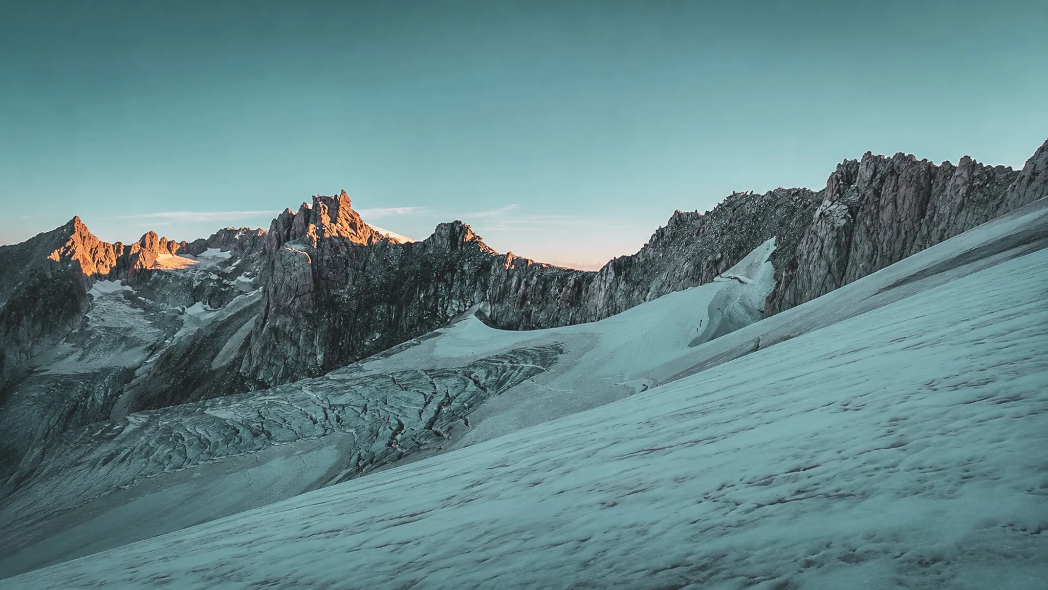 Vue panoramique des glaciers et des sommets majestueux de Chamonix, une invitation à l'aventure alpine.