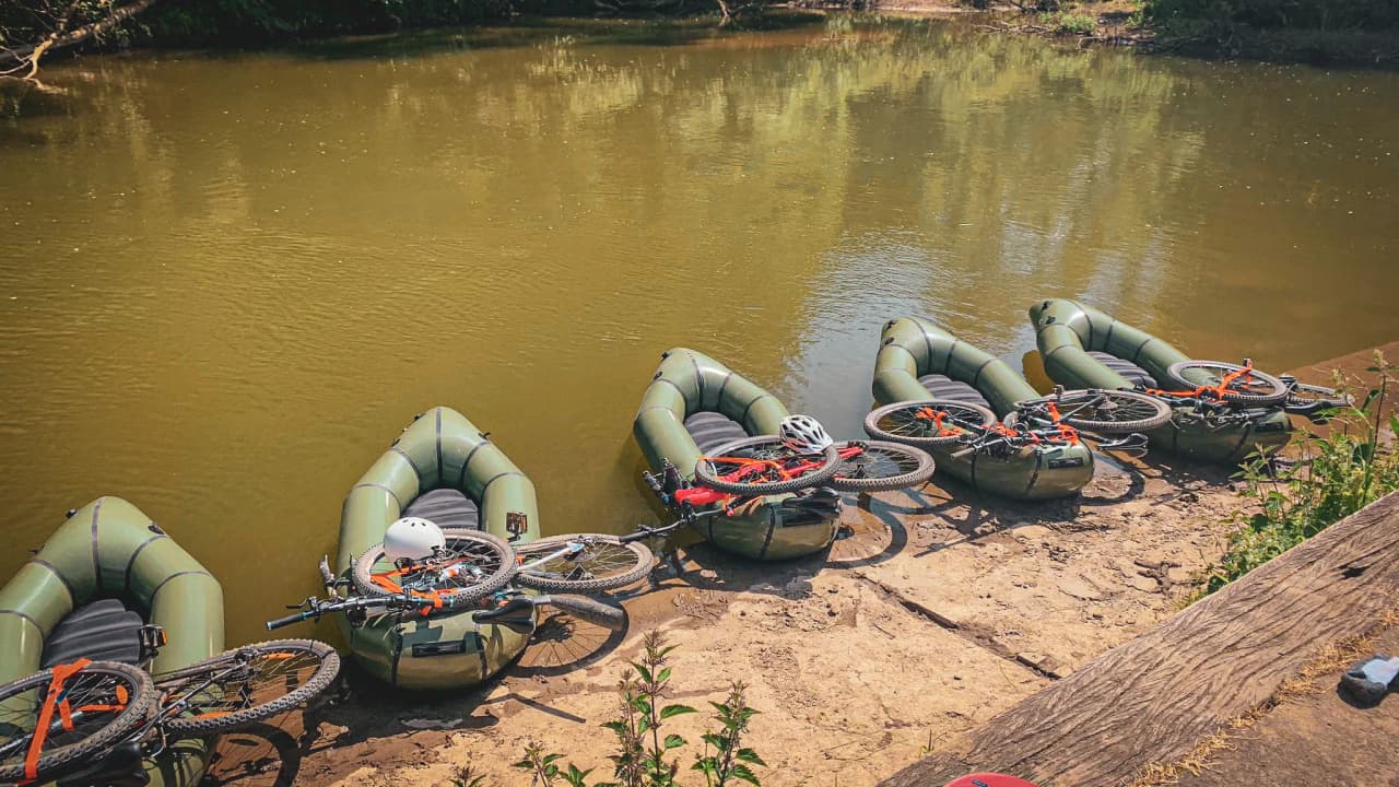 Cycling on packrafts on the banks of the Lesse, an invitation to adventure in the heart of nature.