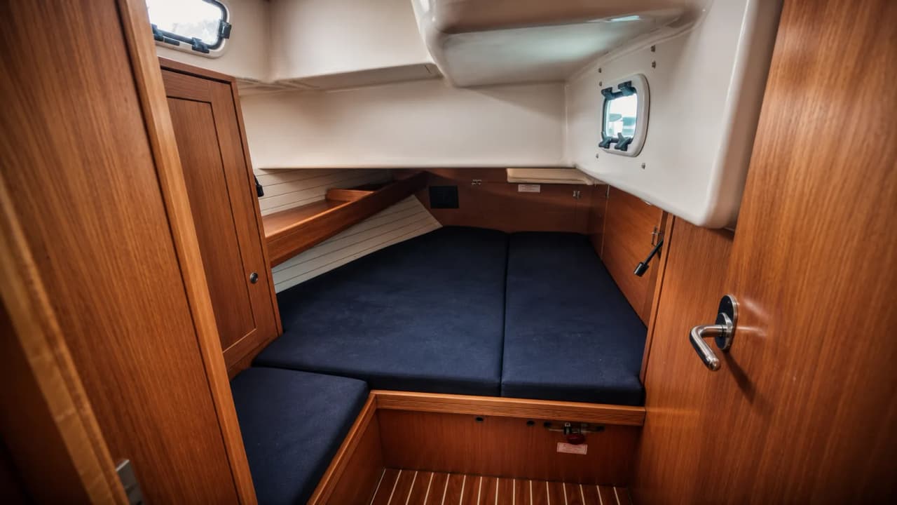 Een comfortabele ruimte aan boord van een zeilboot, perfect voor nachten onder de sterren op zee.