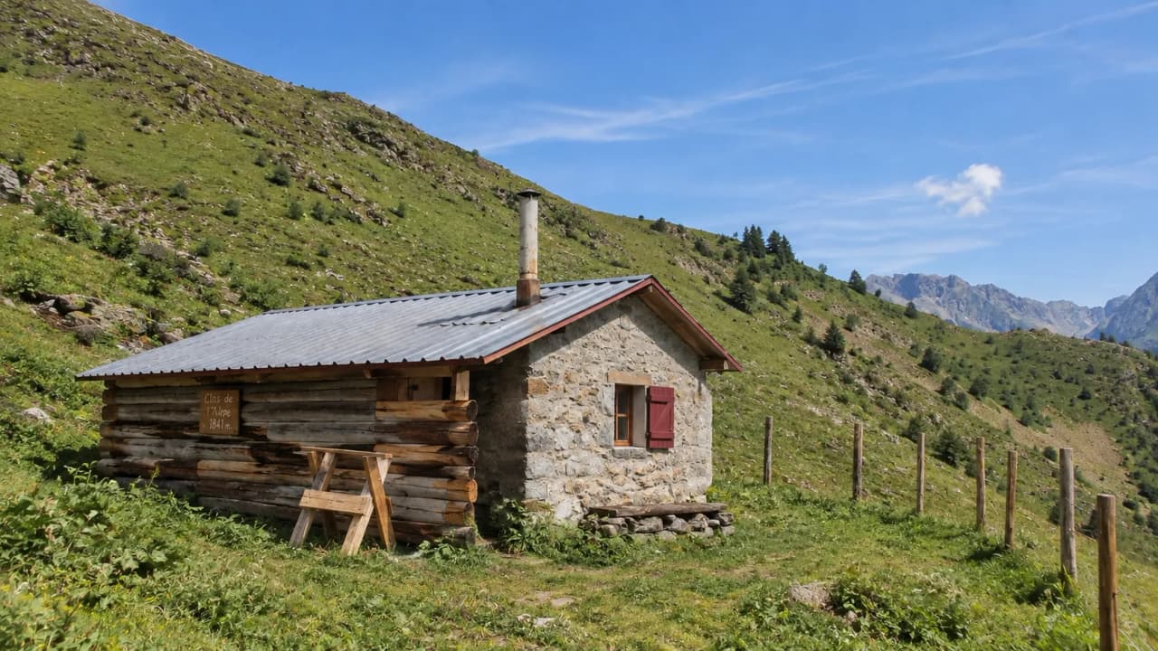 Charmante cabane en pleine montagne, entourée de verdure, avec un panorama majestueux.