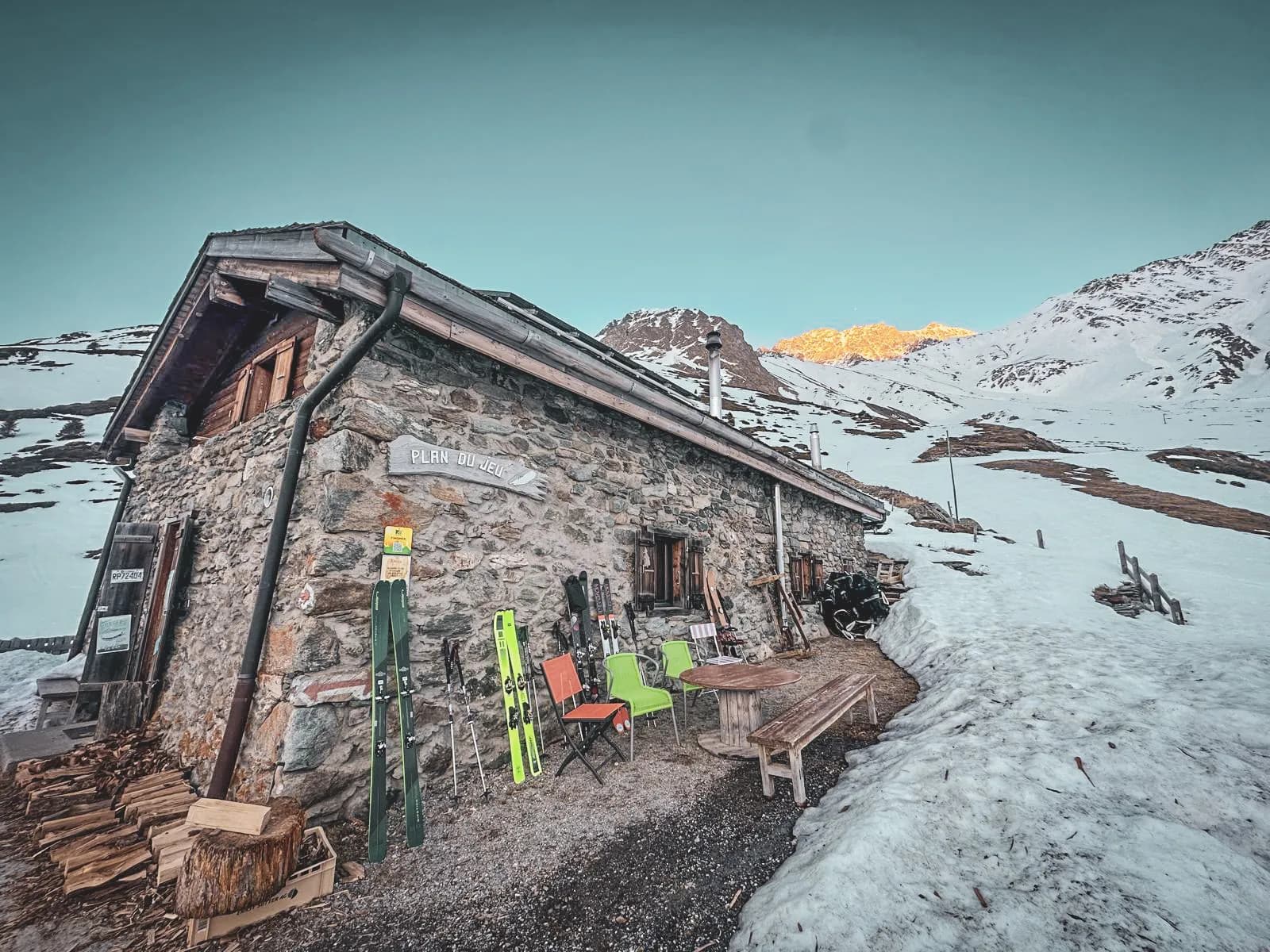 Refuge en pierre au col du Grand-Saint-Bernard, entouré de neige et sommets alpins. Un paradis pour les skieurs !