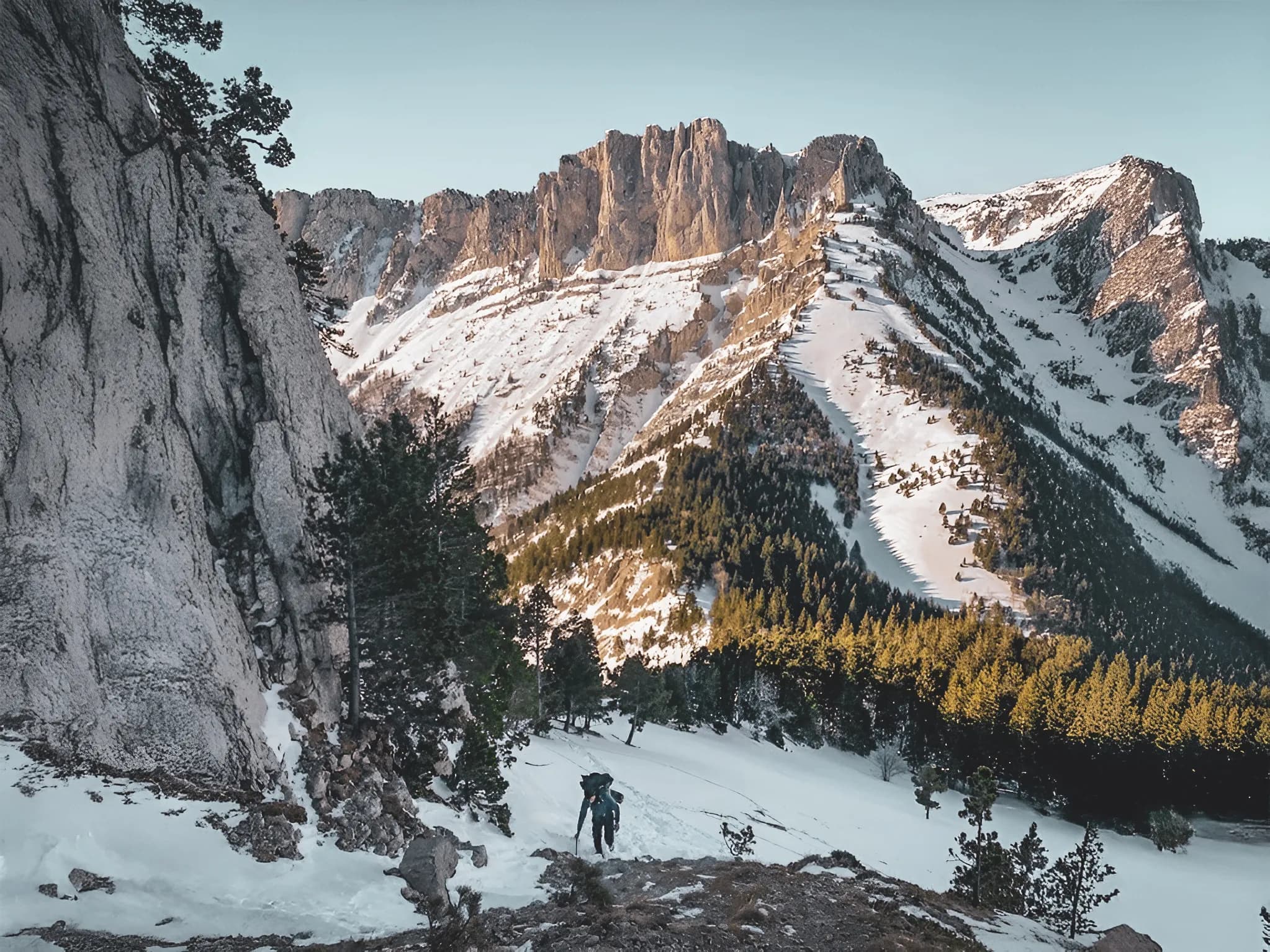 Beklim de Mont Aiguille, een besneeuwd landschap en majestueuze panorama's in de Franse Rockies.