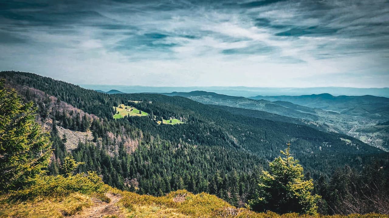 Panoramic views of the crests of the Vosges mountains, green horizons and luminous skies that invite adventure.