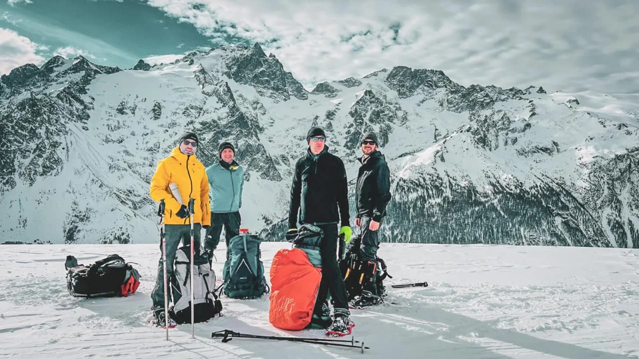 Een groep wandelaars tegen een besneeuwd landschap, klaar voor een avontuur op Nieuwjaarsdag.