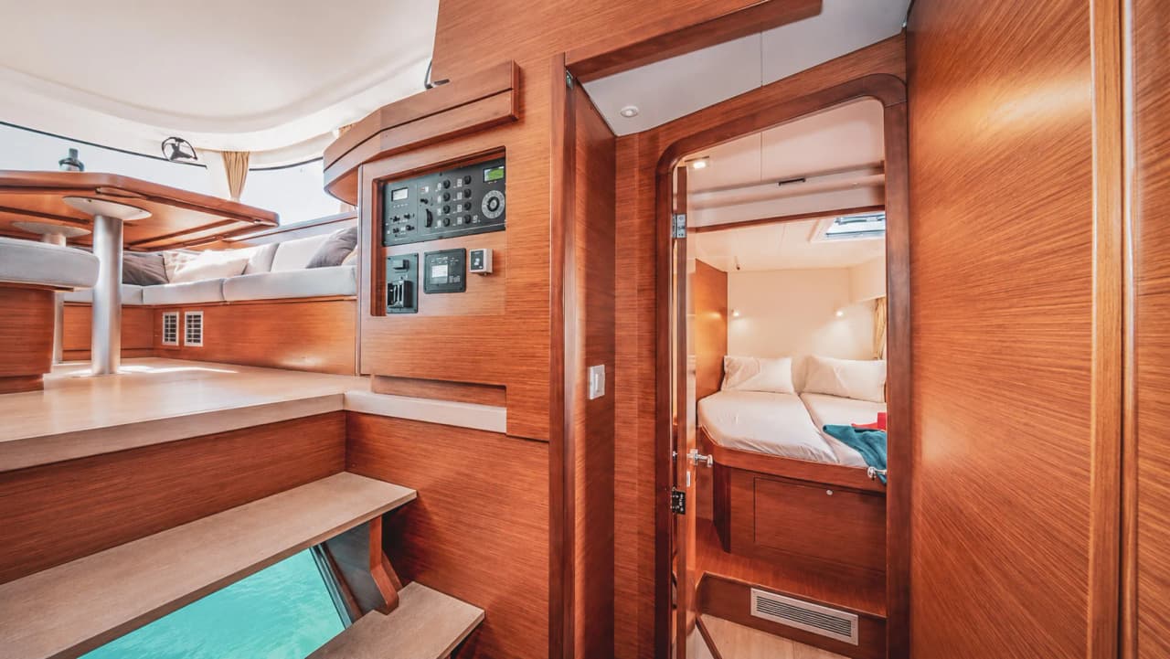 Het gezellige interieur van een catamaran, perfect om de Cycladen per kitesurf te verkennen.