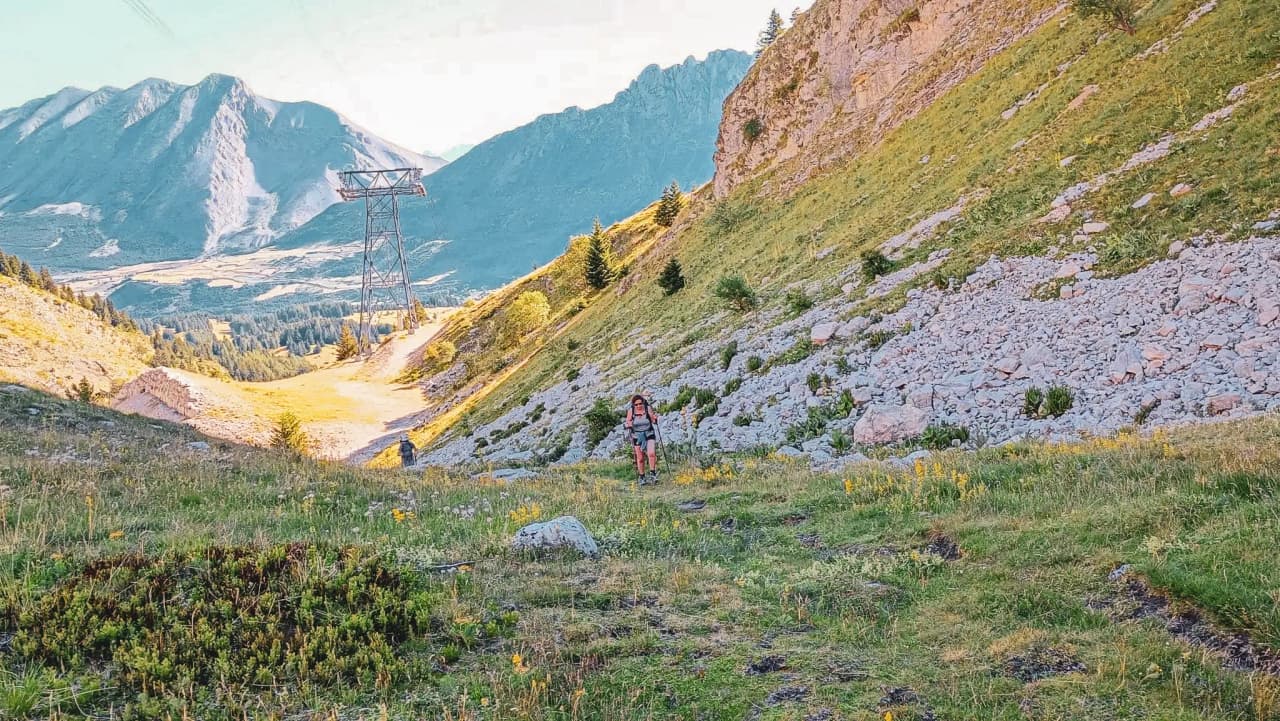 Wandelaar op een pad in de Dévoluy, omringd door adembenemende Alpenlandschappen.