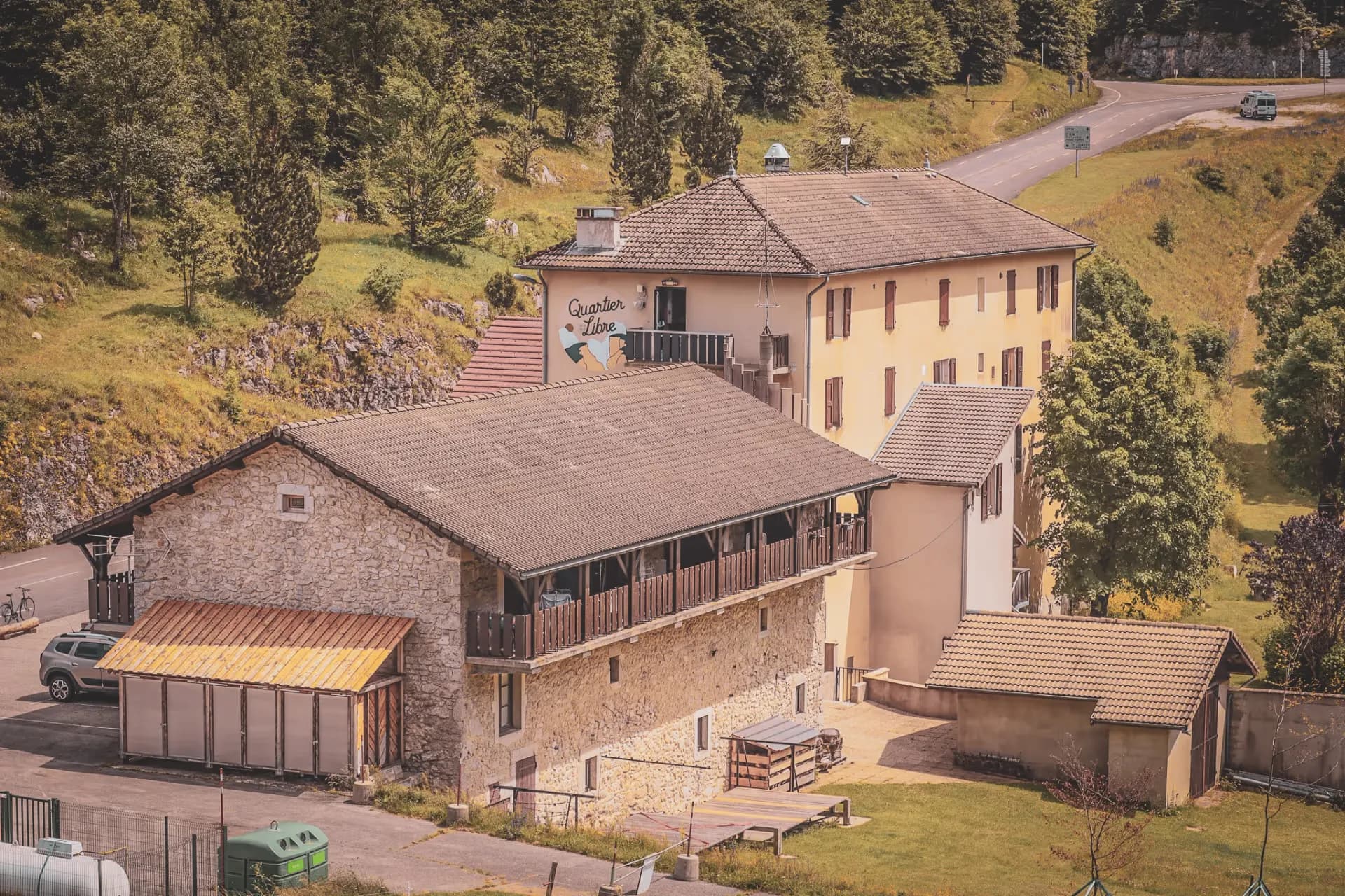 Charmant stenen chalet in de Vercors, omgeven door groen, perfect voor een natuurvakantie.