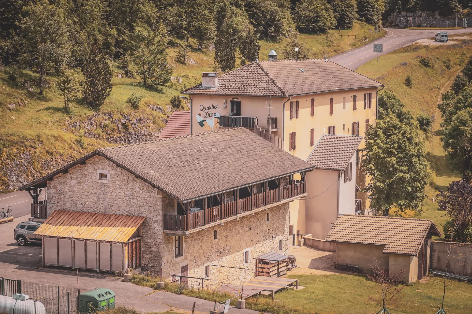Charmant stenen chalet in de Vercors, omgeven door groen, perfect voor een natuurvakantie.