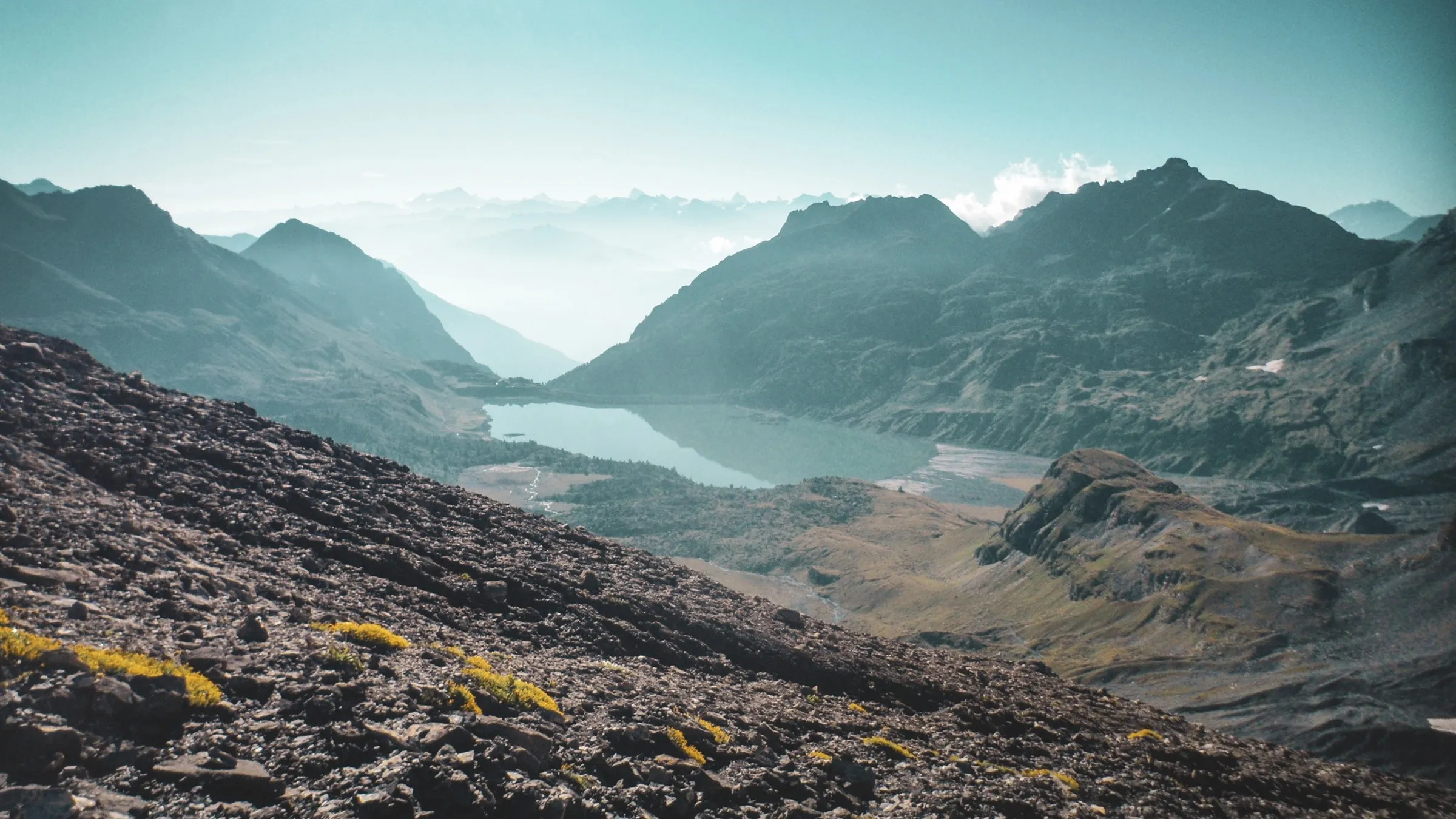Un panorama alpin éblouissant avec lac turquoise et montagnes majestueuses. Élégance naturelle.