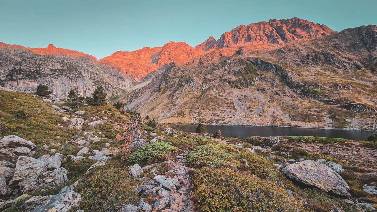 Zonsondergang boven de bergtoppen van de Hautes-Pyrénées, meren en adembenemende landschappen.