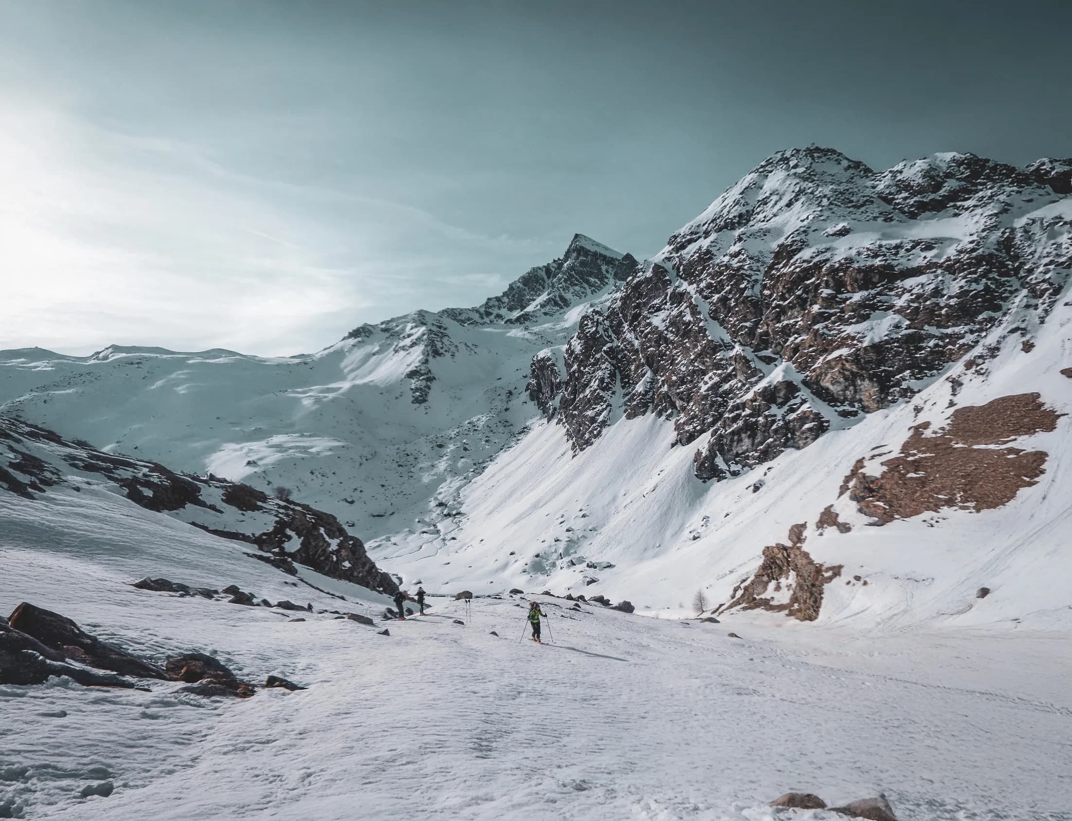 Un paysage alpin époustouflant, skis aux pieds, prêt pour l'aventure autour du Mont Viso.