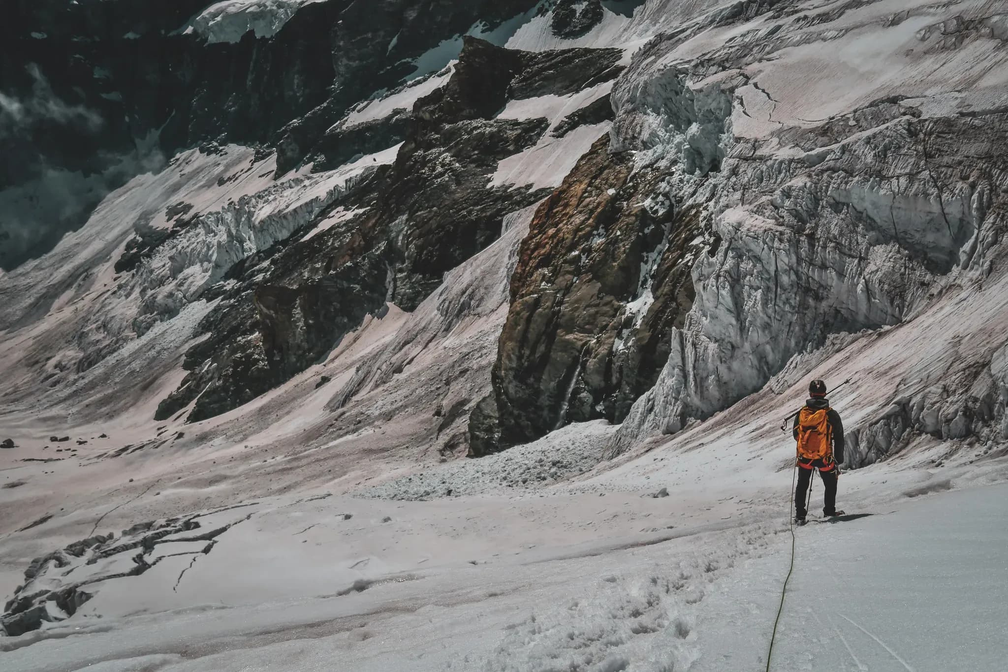 Alpiniste contemplant les glaciers majestueux du Mont Rose, prêt pour l'aventure.