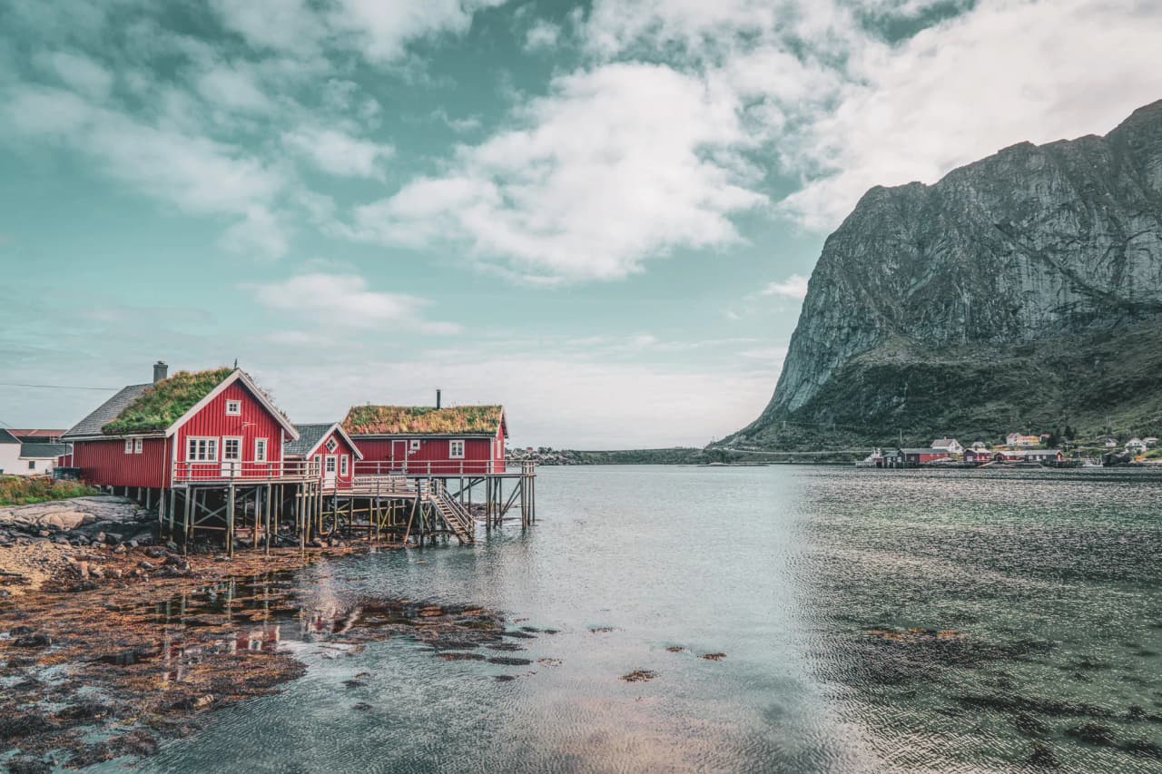 Red houses on stilts, surrounded by mountains and sparkling water, an invitation to Lofoten.