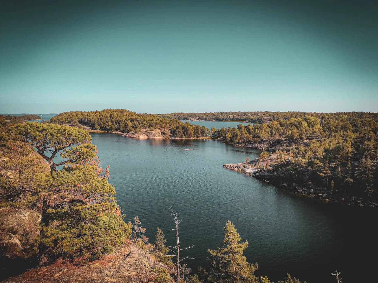 A magnificent panorama of a wild archipelago, a reflection of Nordic nature.