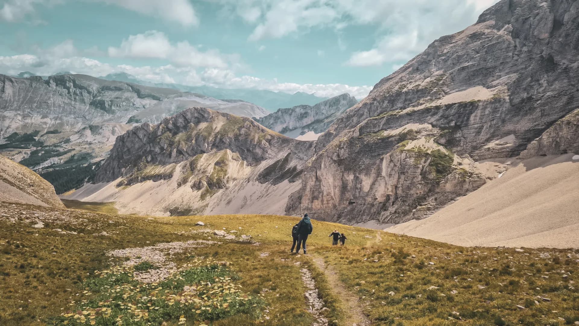 A hike through the majestic landscapes of the French Dolomites, between peaks and summits.