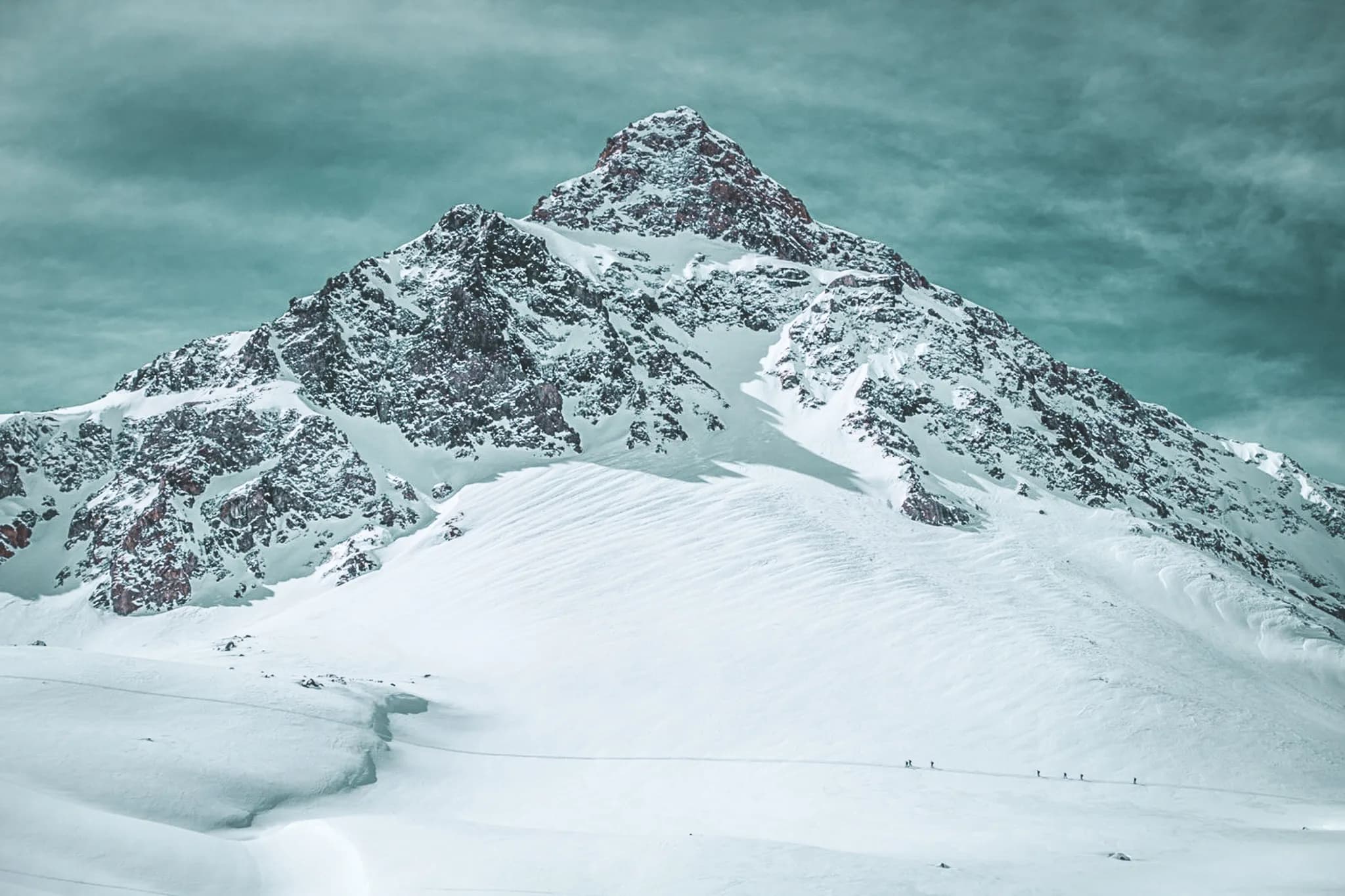A majestic snow-capped mountain, a captivating glacier hike in the Vanoise, an invitation to adventure.