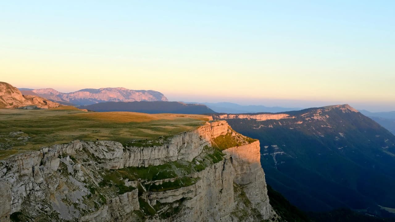 A panoramic view of the Vercors plateaus, with cliffs sculpted by time and majestic mountains.