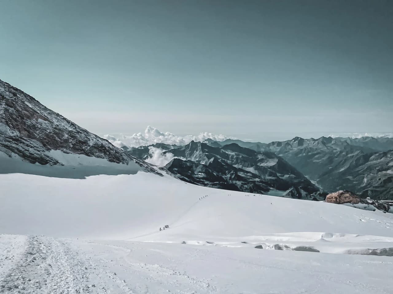 Un panorama majestueux des cimes enneigées du Mont Rose, invitant à l'aventure alpine.
