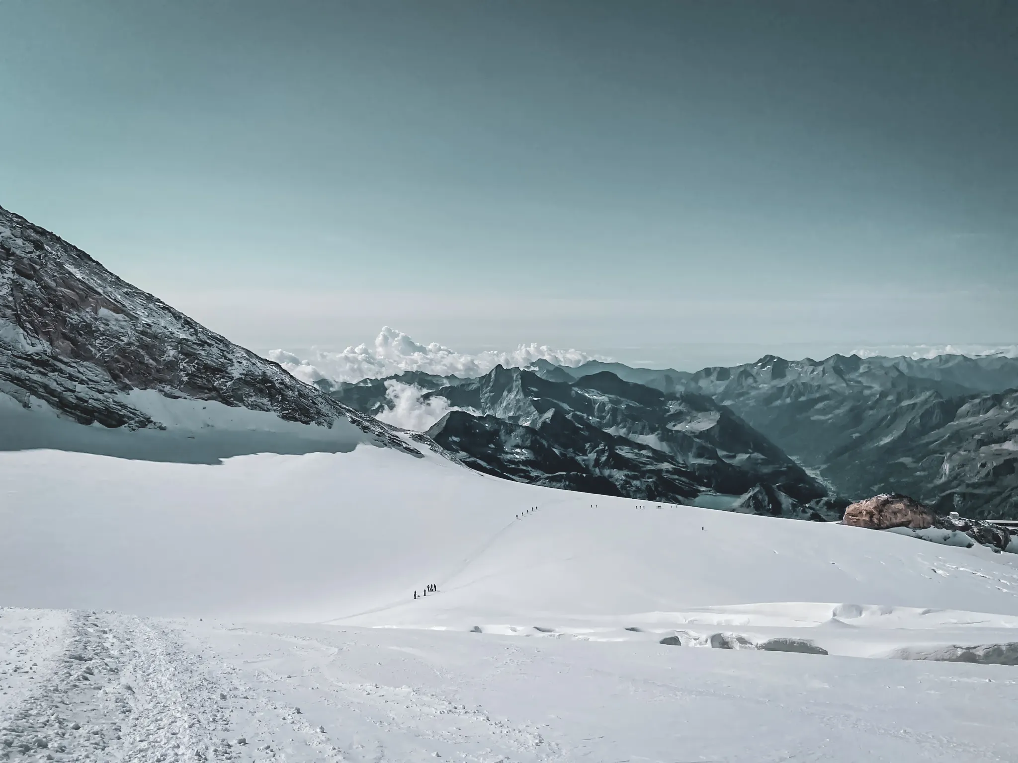 Un panorama majestueux des cimes enneigées du Mont Rose, invitant à l'aventure alpine.