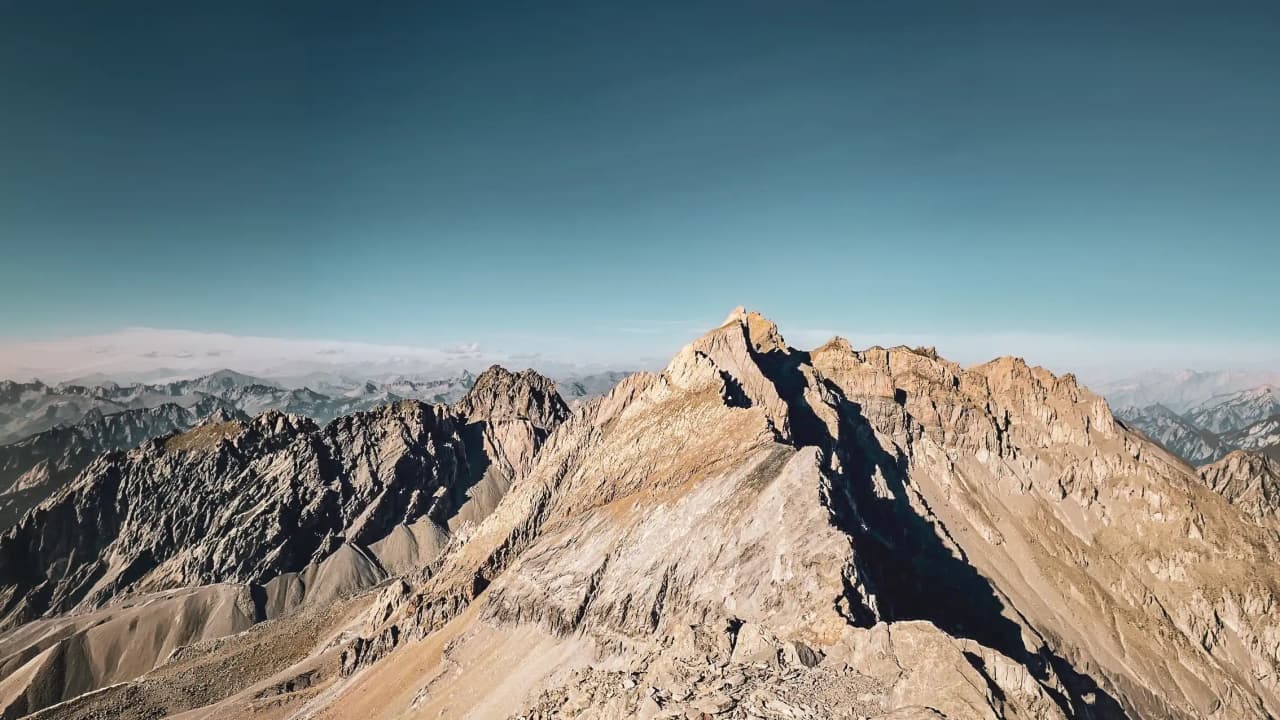Spectaculair uitzicht op de Pics de la Font Sancte, majestueuze bergen onder een stralend blauwe hemel.