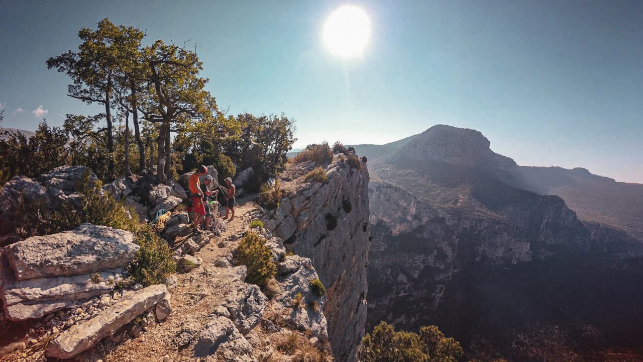 Klimgroep in de Gorges du Verdon, midden in de natuur onder een stralende hemel.