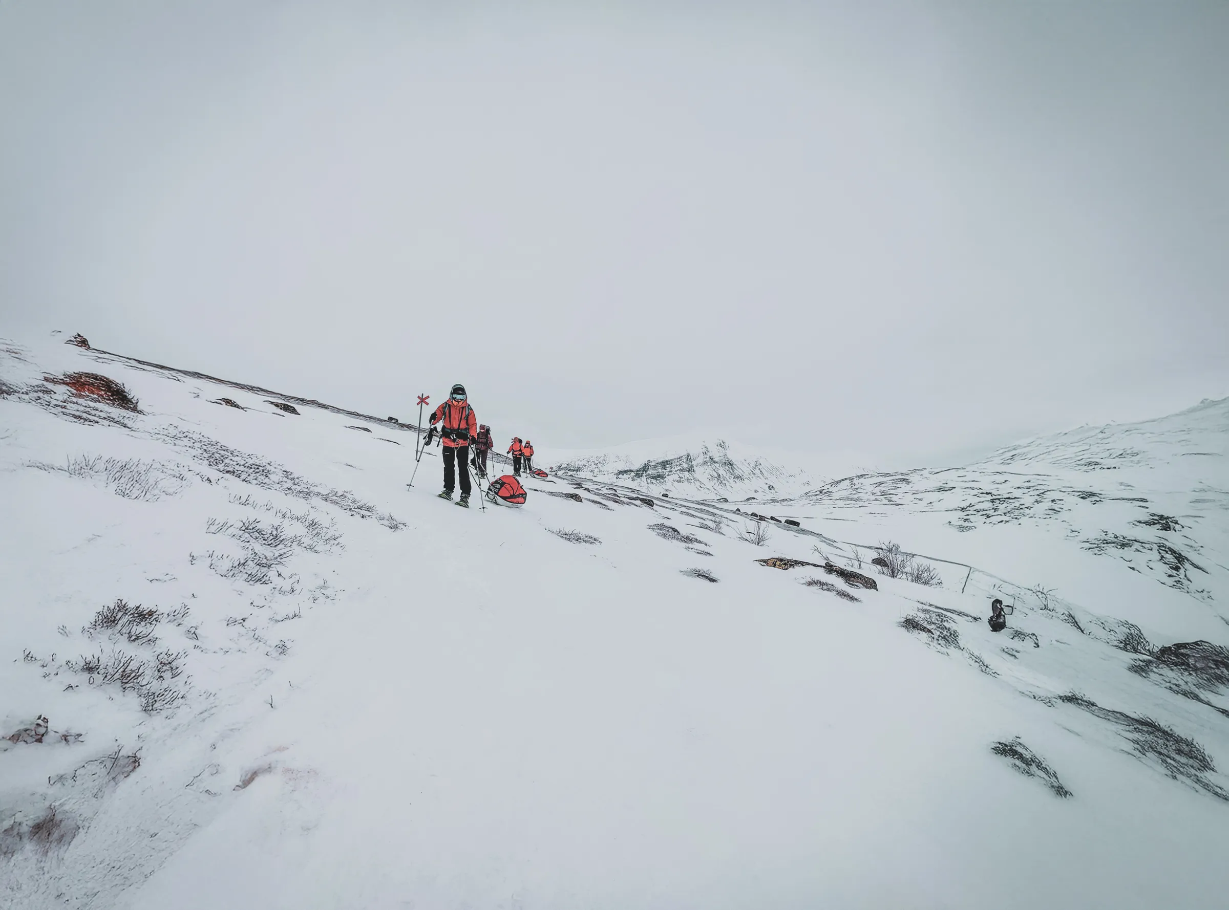 Une expédition hivernale sur la Kungsleden, avec des randonneurs en raquettes dans un paysage enneigé.
